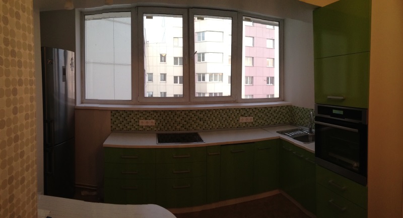 Кухня травянисто-зелёная, угловая. Рабочая зона у окна